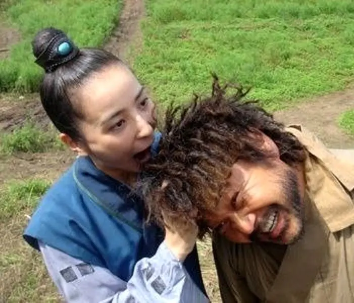 قاب روز | سوسانو در حال شوخی با هیوبو در پشت صحنه سریال جومونگ قاب روز | سوسانو در حال شوخی با هیوبو در پشت صحنه سریال جومونگ