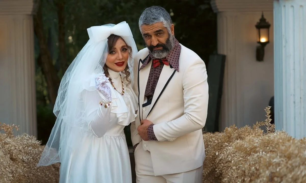 عکس داغ امروز | نگاهی به تصویر دامادی پژمان جمشیدی با کت و شلوار لاکچری در کنار عروس خانم مشهور photo_2025-10-09_13-19-25