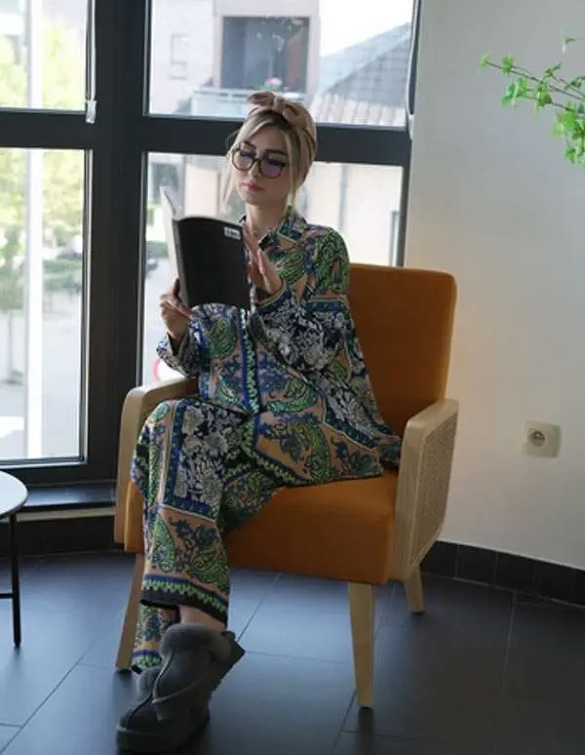 روزمرگی سپیده بزمیپور با لباس راحتی در خانه اش roozmaregi sepide bazmipour 1 1