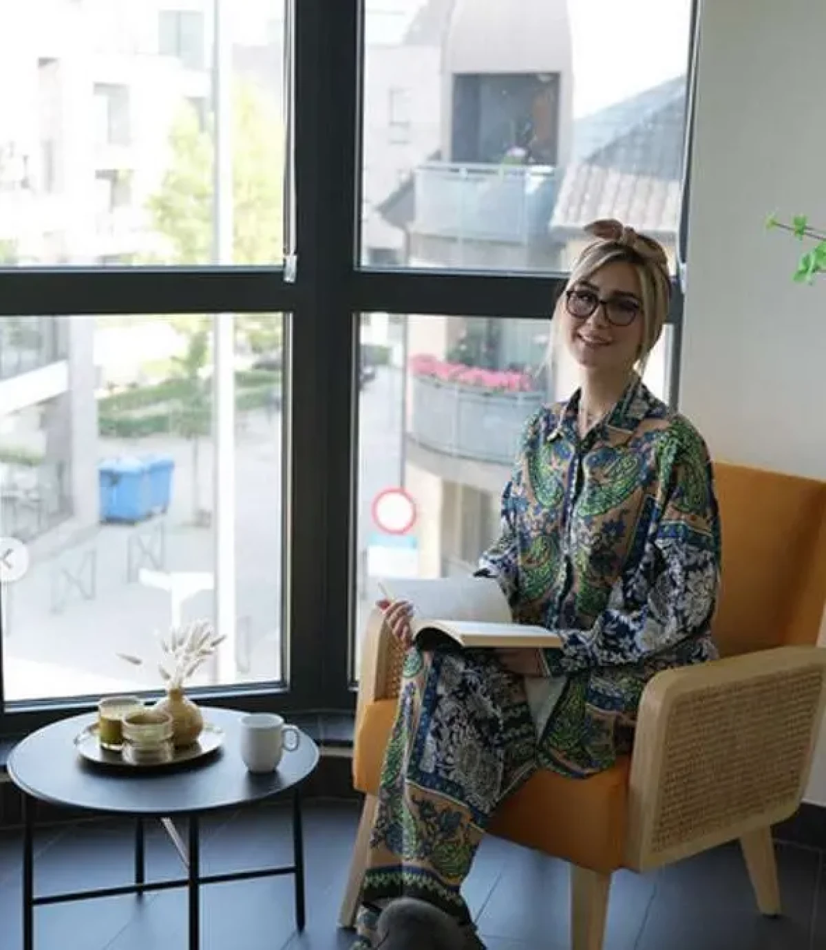 روزمرگی سپیده بزمیپور با لباس راحتی در خانه اش roozmaregi sepide bazmipour