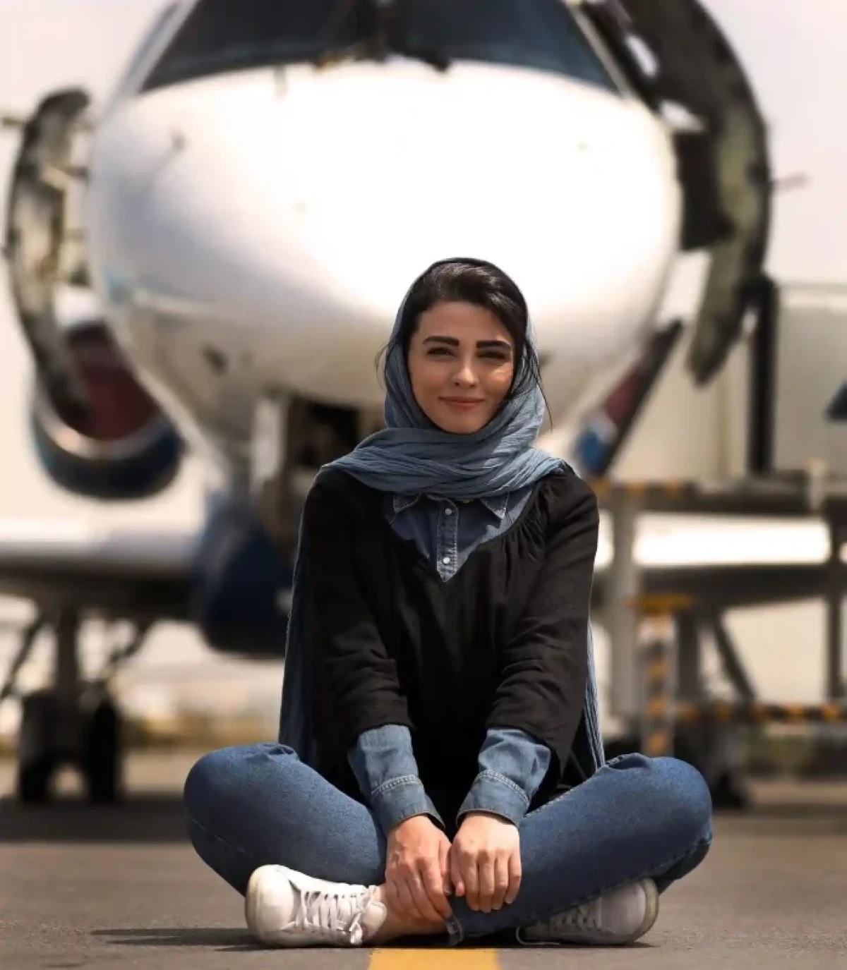 عکس دیدنی «شیوا» سریال بچه مهندس در مقابل یک هواپیما simakhezrabadi 1619023956 2556880729520074189 4557207418 1