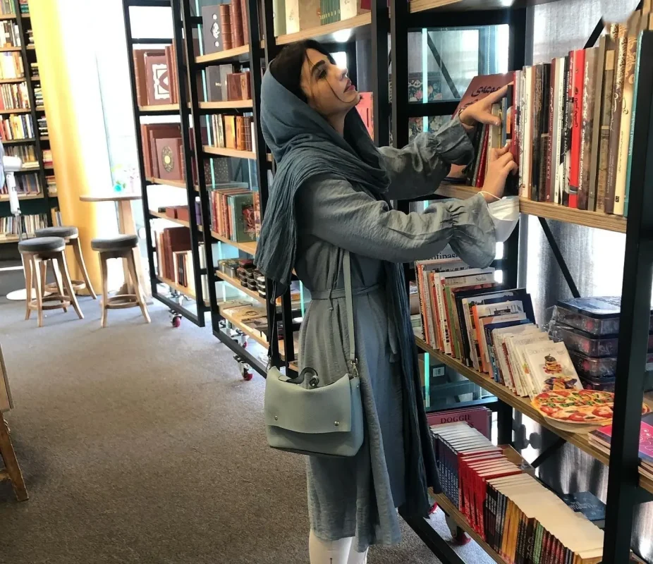 قاب روز | سیما خضرآبادی چهره «شیوا» سریال بچه مهندس در کتابفروشی انقلاب قاب روز | سیما خضرآبادی چهره «شیوا» سریال بچه مهندس در کتابفروشی انقلاب