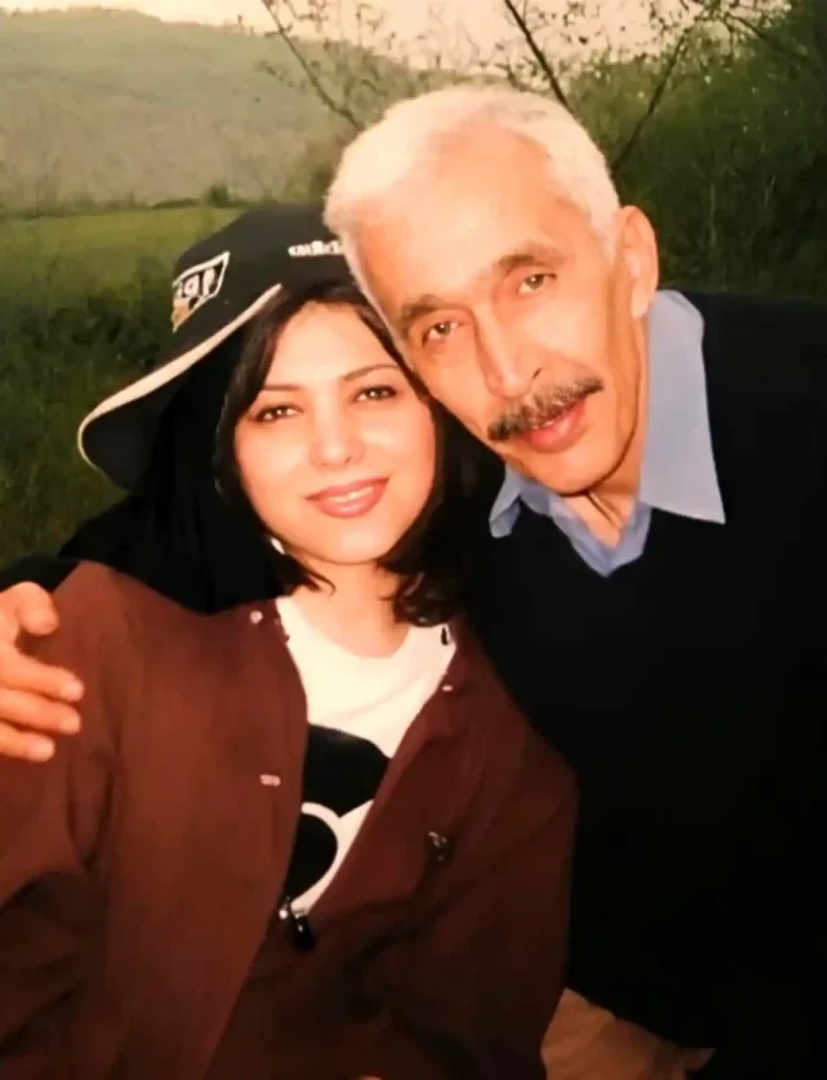 ژست عاشقانه «رضا ژیان» در کنار همسرش شراره درشتی سال 80 zirkhaki fiilm 1759081359 3731767374585288230 1917305573 11zon