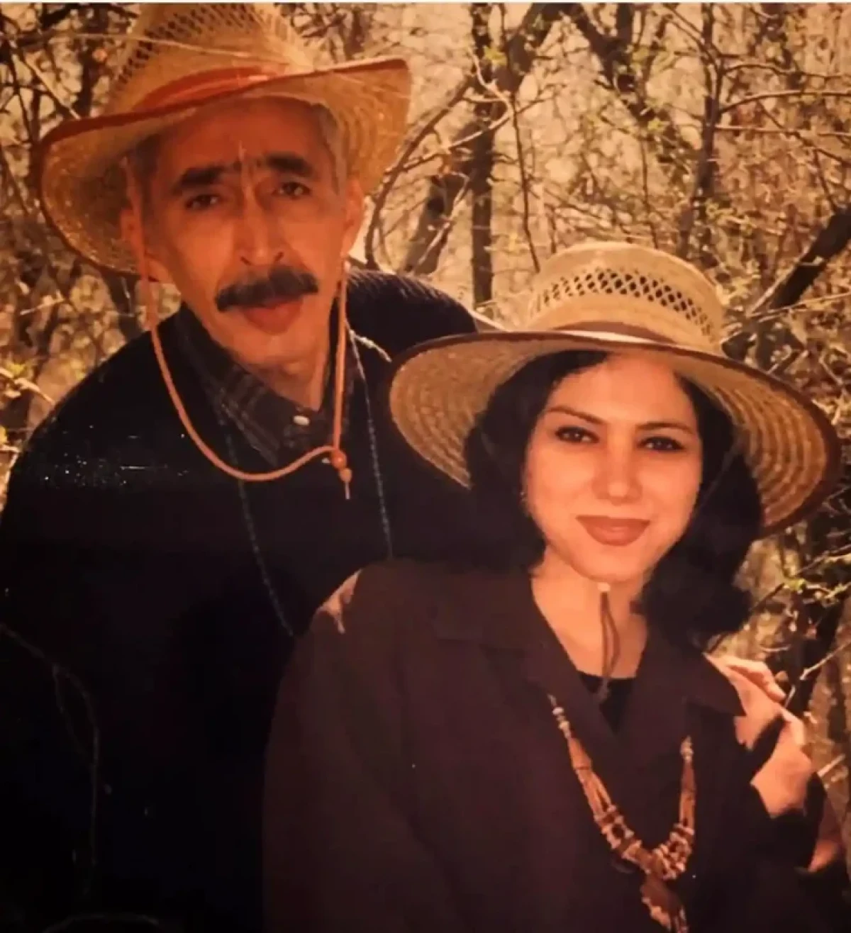 ژست عاشقانه «رضا ژیان» در کنار همسرش شراره درشتی سال 80 zirkhaki fiilm 1759081359 3731767374585328361 1917305573 11zon