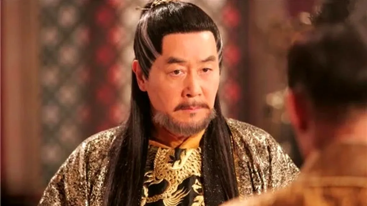 قاب روز | عکس عروسی «امپراتور تسو» سریال امپراتور بادها در حال بریدن کیک عروسی قاب روز | عکس عروسی «امپراتور تسو» سریال امپراتور بادها در حال بریدن کیک عروسی