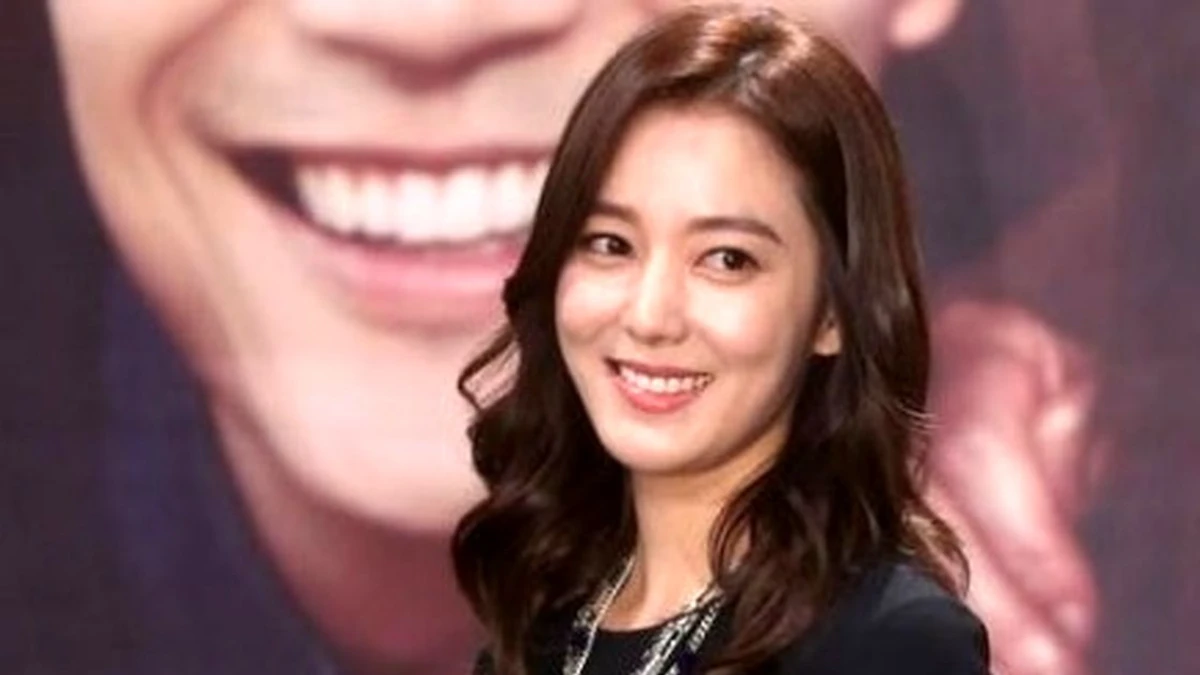 تاریخ وبگردی |بانو جانگ در حال تمرین دیالوگ در پشتصحنه سریال دونگیی تاریخ وبگردی |بانو جانگ در حال تمرین دیالوگ در پشتصحنه سریال دونگیی