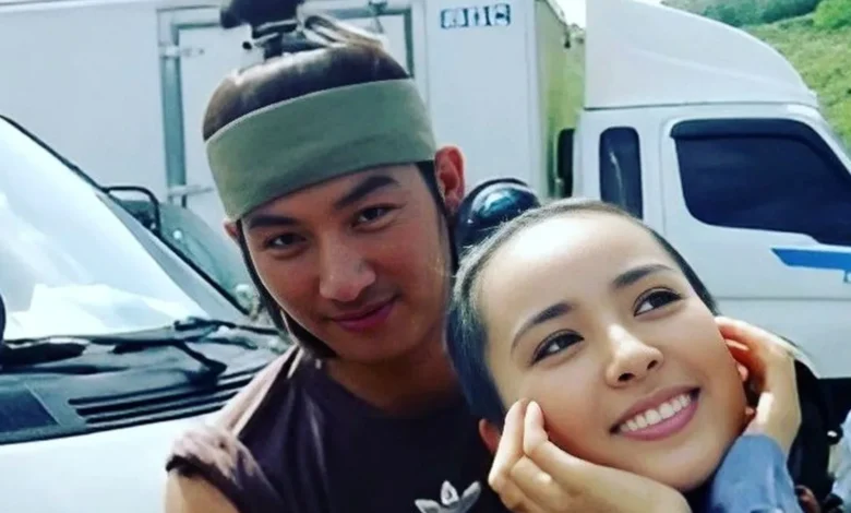 قاب روز | اویی در حال شوخی بامزه مدیر سایونگ در پشت صحنه سریال جومونگ 