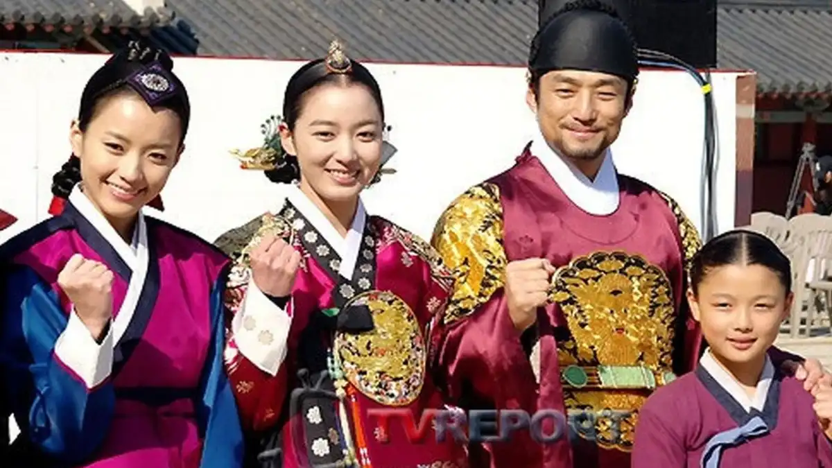 نگاه روز |عکس یادگاری امپراتور سوکجونگ و بانو جانگ با هواداران در پشت‌صحنه دونگ‌یی