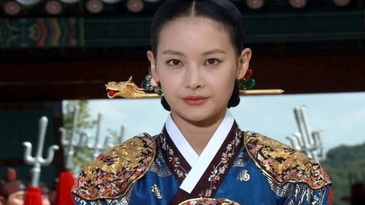 تاریخ وبگردی | عکس جدید «ملکه اینوون» سریال دونگیی در حال برفبازی سئول تاریخ وبگردی | عکس جدید «ملکه اینوون» سریال دونگیی در حال برفبازی سئول