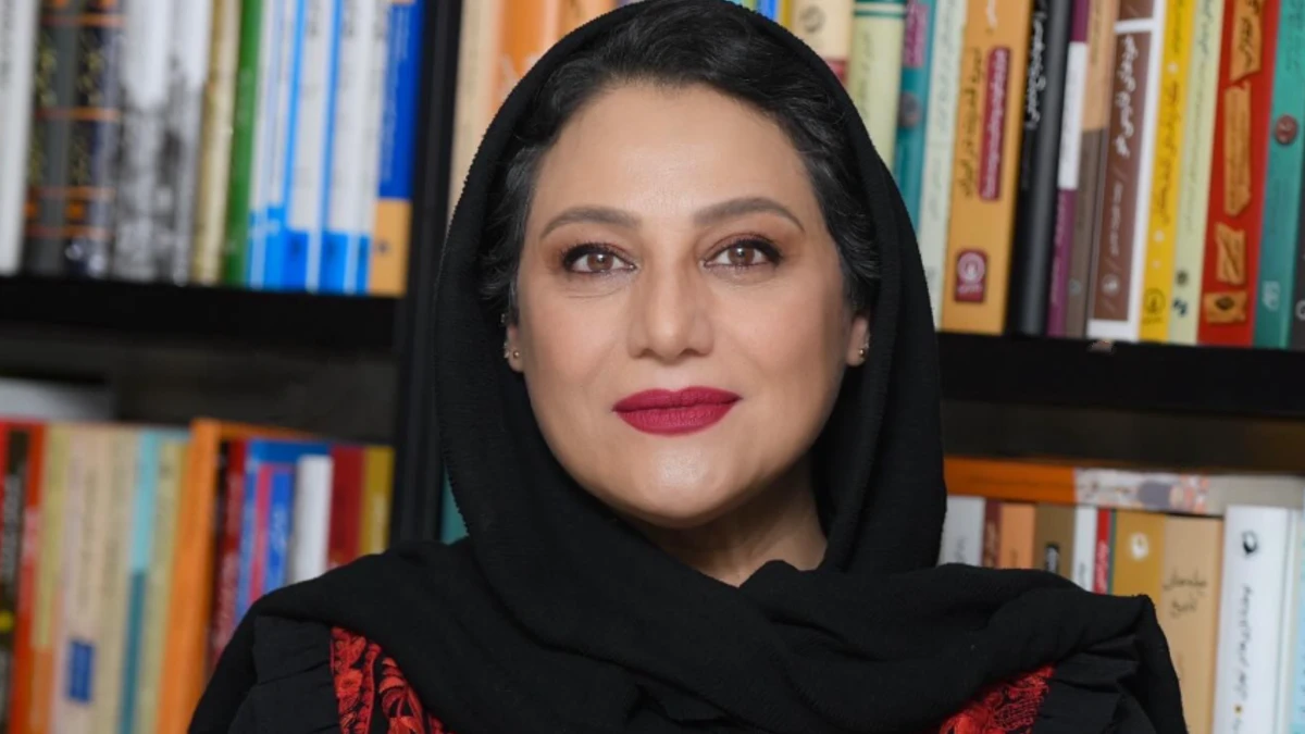 تاریخ وبگردی | شبنم مقدمی با گلدان جذاب و گل های زرد تاریخ وبگردی | شبنم مقدمی با گلدان جذاب و گل های زرد