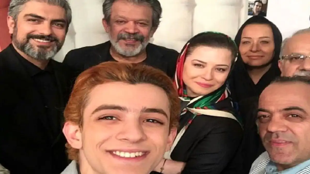 تصاویر تازه | چهره جذاب «فرزانه، کیمیا و کیوان» در پشت صحنه سریال کیمیا؛ سال 1394 