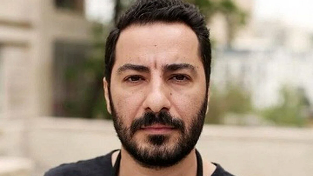 نگاه روز |عکس و استایل‌ عجیب نوید محمدزاده در یک مکان دور از انتظار سرویس بهداشتی