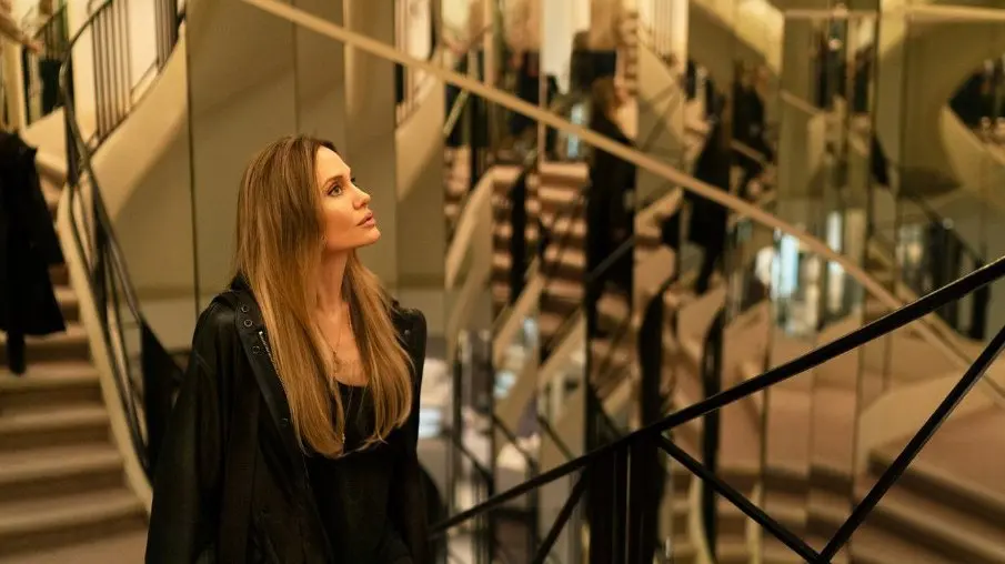 قاب روز | نقش شخصی و تأثیرگذار آنجلینا جولی در قلب هفته مد پاریس در فیلم Couture قاب روز | نقش شخصی و تأثیرگذار آنجلینا جولی در قلب هفته مد پاریس در فیلم Couture