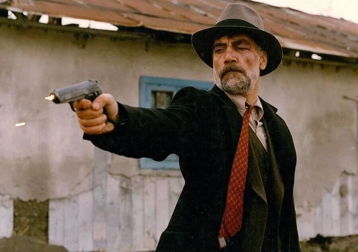 نگاه روز | «هادی اسلامی» در کنار همسر و دخترش؛ سال ۵۴