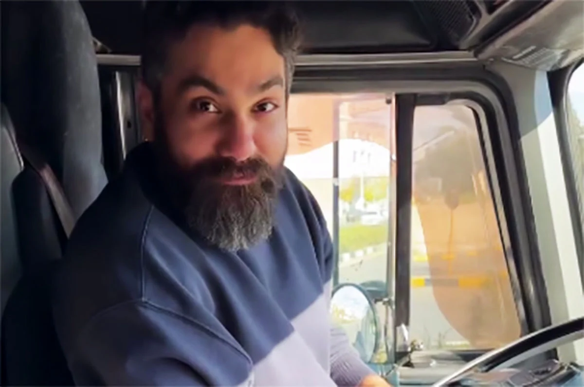 خبر جدید؛ ادای احترام «علی زندوکیلی» با ماشین سنگین در سالگرد پدرش