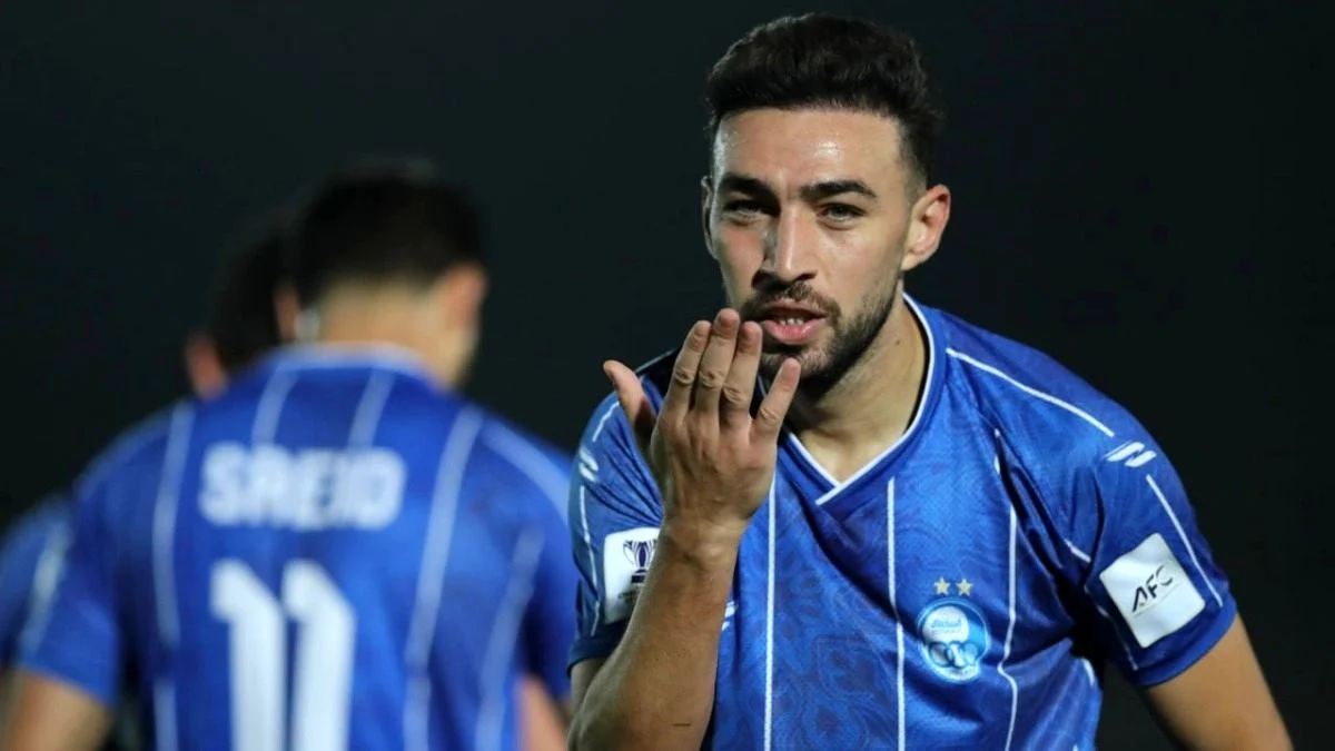 خبر جدید | عکس یادگاری هواداران استقلال با مونیر در مراسم امشب