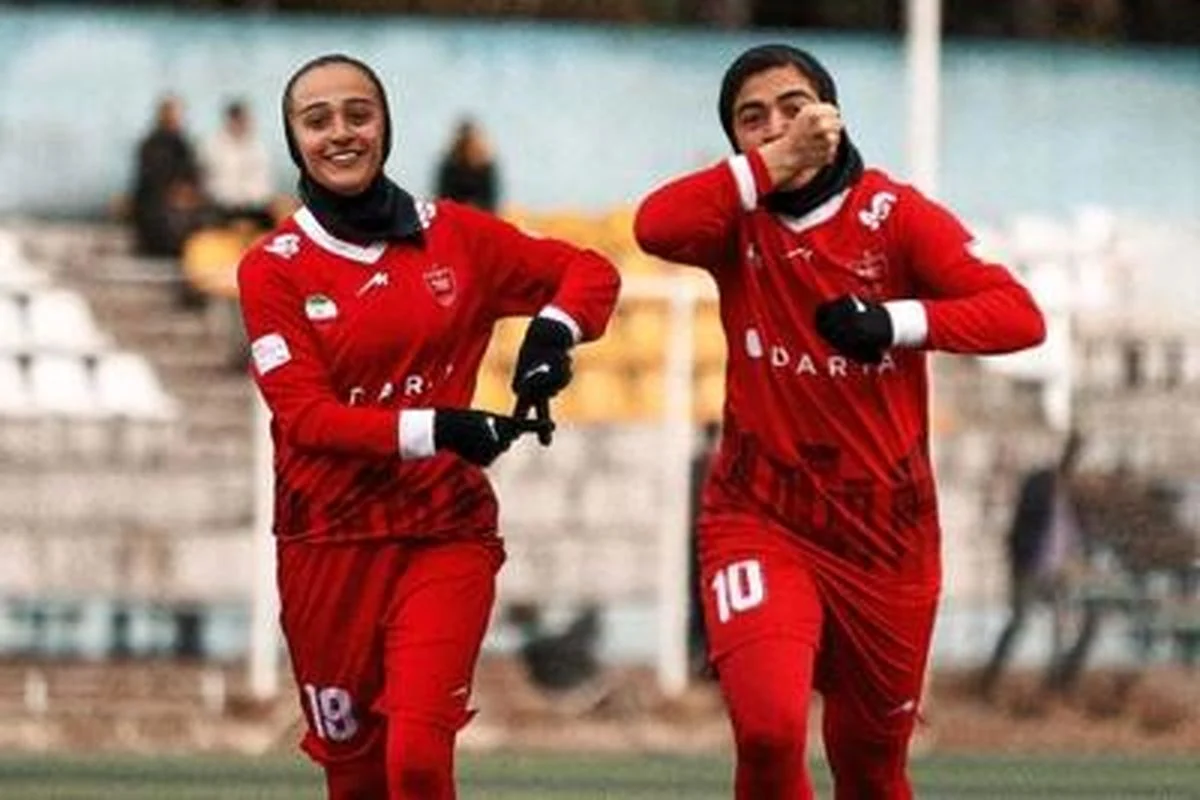 خبر جدید | دختر پرسپولیسی زیر چشم بازیکن حریف را کبود کرد! خبر جدید | دختر پرسپولیسی زیر چشم بازیکن حریف را کبود کرد!