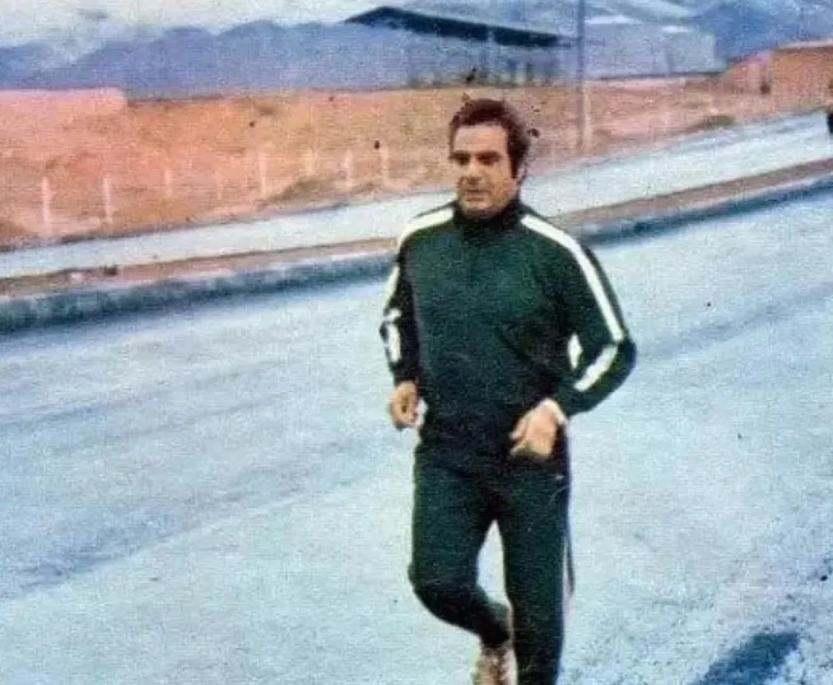 عکس دیده‌نشده از ناصر ملک‌مطیعی؛ دویدن ستاره مردانه سینمای ایران در تهرانِ ۱۳۵۴