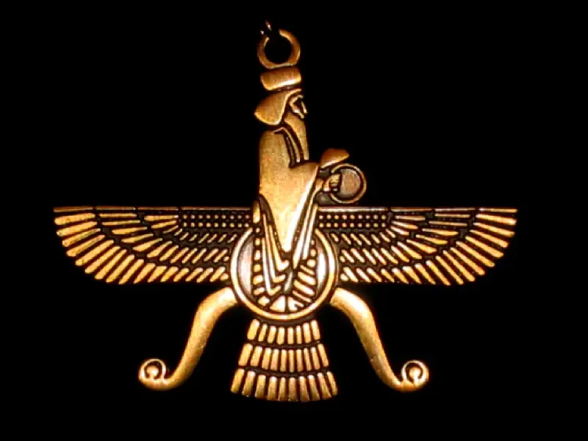 زمان گردی : نماد فروهر در تخت جمشید؛ هر بخش این نقش بالدار چه می‌گوید؟