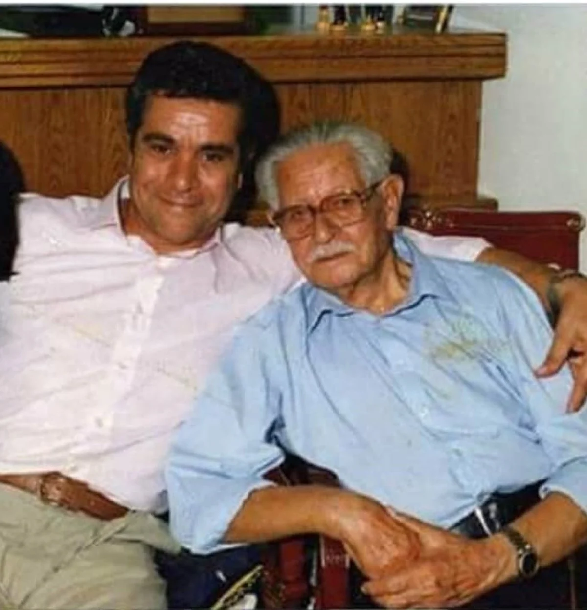 زمانگردی/دیدار بهروز وثوقی با پدرش پس از ۲۰ سال؛ عکسی که وایرال شد زمانگردی/دیدار بهروز وثوقی با پدرش پس از ۲۰ سال؛ عکسی که وایرال شد