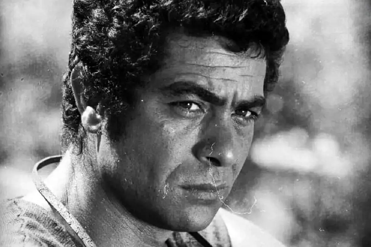 زمانگردی/دیدار بهروز وثوقی با پدرش پس از ۲۰ سال؛ عکسی که وایرال شد