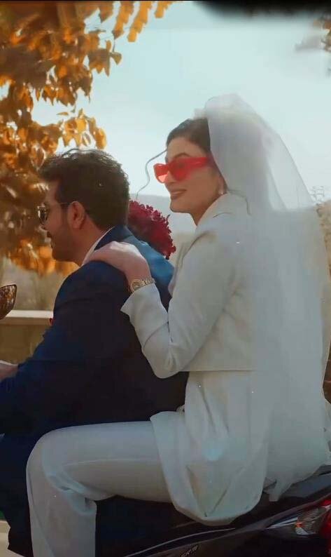 مریم مومن با موتورسیکلت و لباس عروس، همه را به وجد آورد!